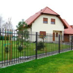 Z podmurówką czy bez? Ważny detal przy budowie ogrodzenia