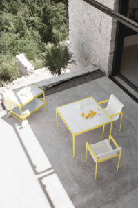 3Mood-Design_meble_ogrodowe_marki_Knoll Nowoczesne retro kolekcja mebli ogrodowych w ogrodzie