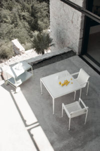 8Mood-Design_meble_ogrodowe_marki_Knoll Nowoczesne retro kolekcja mebli ogrodowych w ogrodzie