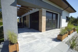 Polbruk_Magna(2) Jak zaprojektować aranżację strefy wejściowej w stylu nowoczesnym? Minimalistyczne, o prostych bryłach, z dużymi powierzchniami przeszklonymi na elewacji – tak prezentuje się większość domów zbudowanych w stylu nowoczesnym